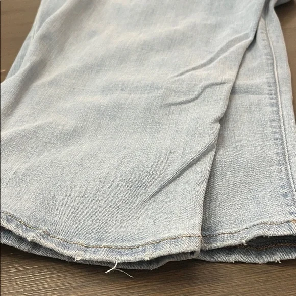 Levi's Women's Cropped Light Blue Jeans - Picture 14 of 16